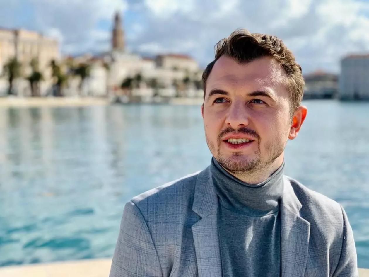 "Пока вы пьете кофе, гибнут люди"  актер "Мамахохотала" призвал не осуждать украинцев в тылу - Кино "Пока вы пьете кофе, гибнут люди"  актер "Мамахохотала" призвал не осуждать украинцев в тылу - Кино