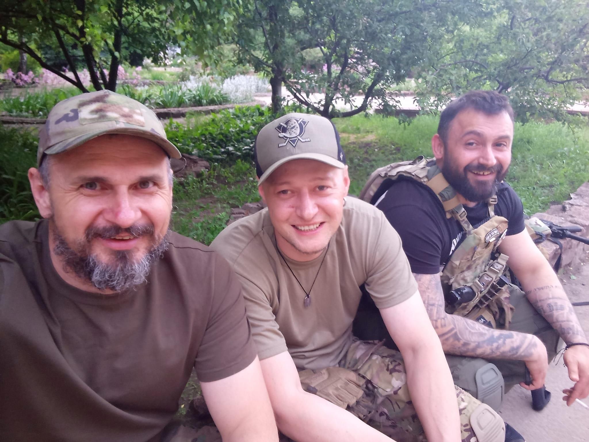 После легкой контузии  Олег Сенцов показал теплое фото с Хлывнюком в Луганской области - Кино