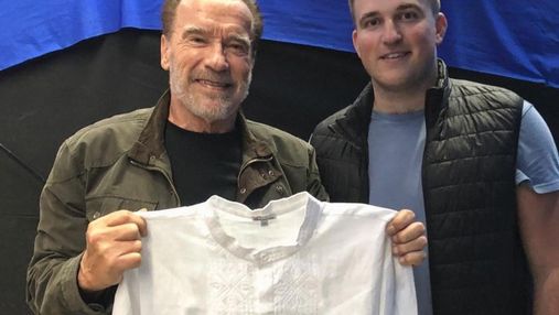 Уроженец Бучи подарил Арнольду Шварценеггеру украинскую вышитую рубашку