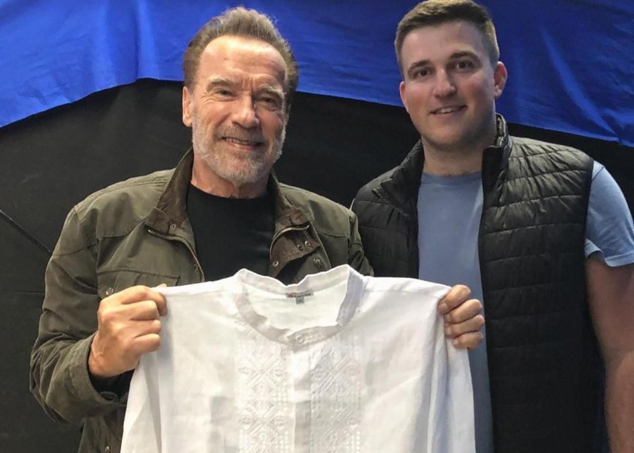 Уроженец Бучи подарил Арнольду Шварценеггеру украинскую вышитую рубашку - Кино Уроженец Бучи подарил Арнольду Шварценеггеру украинскую вышитую рубашку - Кино