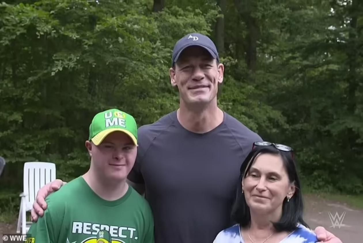 Джон Сіна зустрівся зі своїм шанувальником з Маріуполя зворушливе відео - Кіно Джон Сіна зустрівся зі своїм шанувальником з Маріуполя зворушливе відео - Кіно