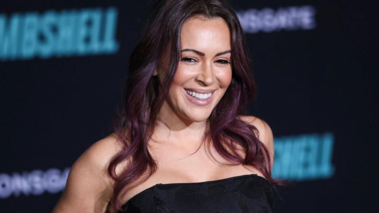 У синьо-жовтій футболці Фібі з серіалу "Усі жінки – відьми" підтримала українців - Кіно У синьо-жовтій футболці Фібі з серіалу "Усі жінки – відьми" підтримала українців - Кіно