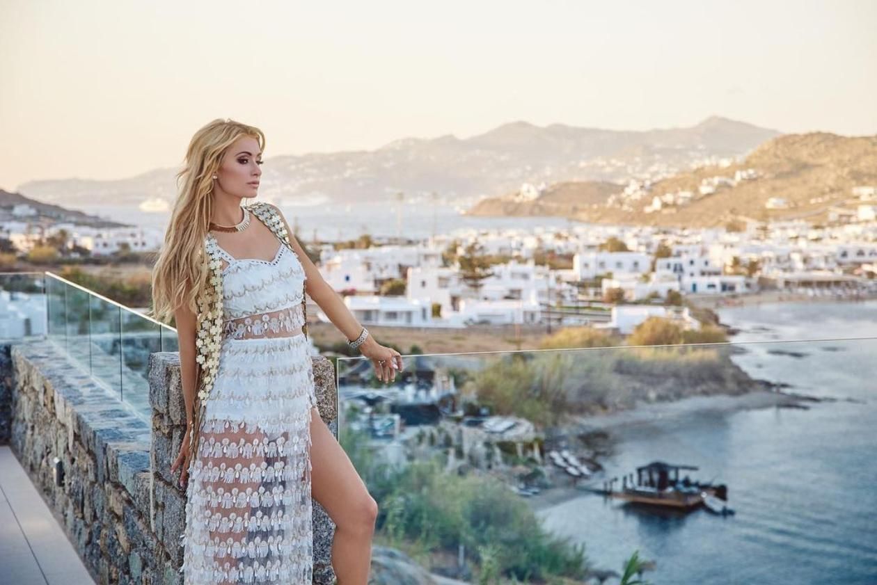 Періс Гілтон любить Україну на "Каннських левах" її зап’ястя прикрасила синьо-жовта стрічка - Кіно Періс Гілтон любить Україну на "Каннських левах" її зап’ястя прикрасила синьо-жовта стрічка - Кіно