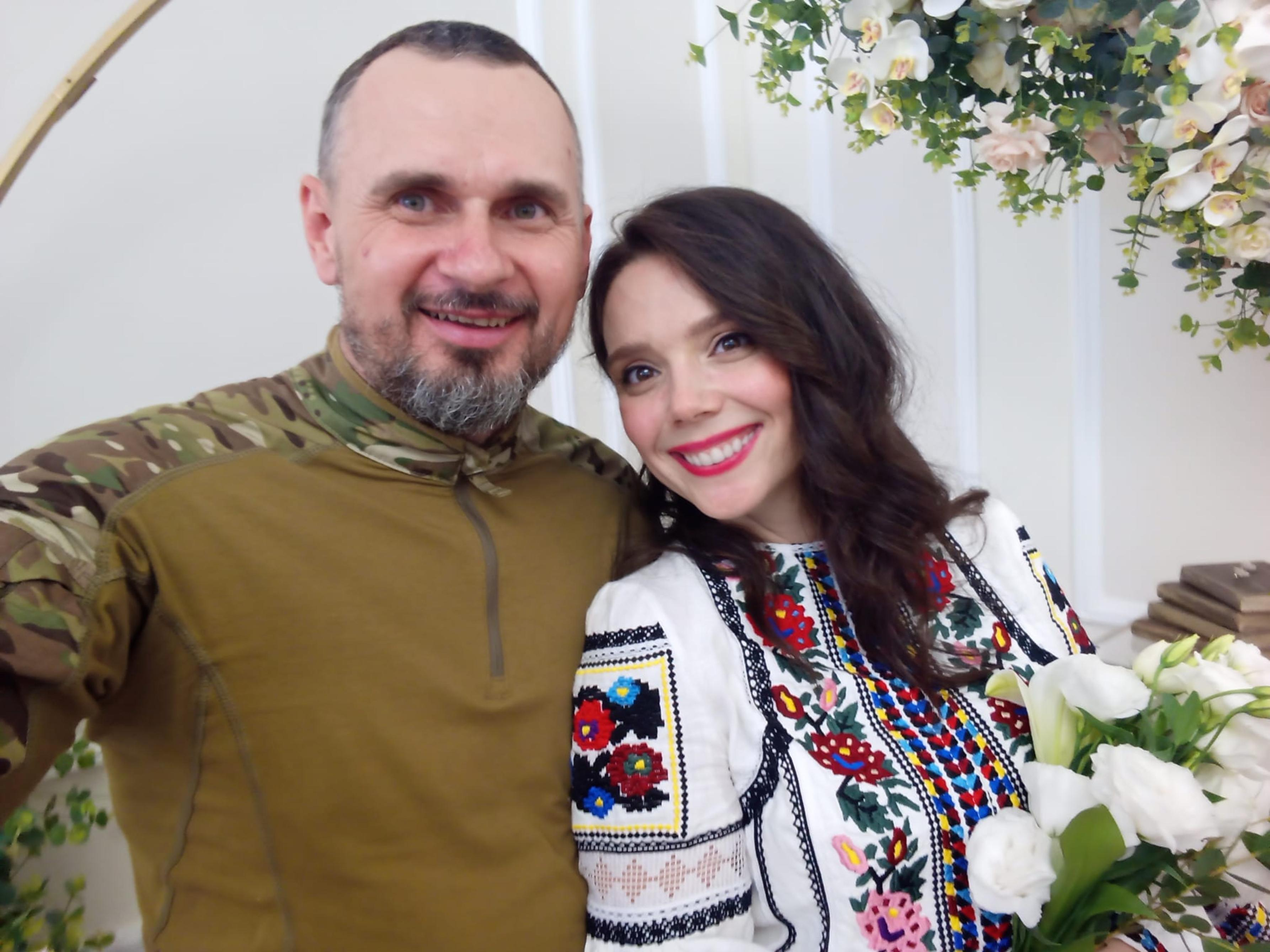 Олег Сенцов одружився: зворушливе фото з обраницею - Кіно