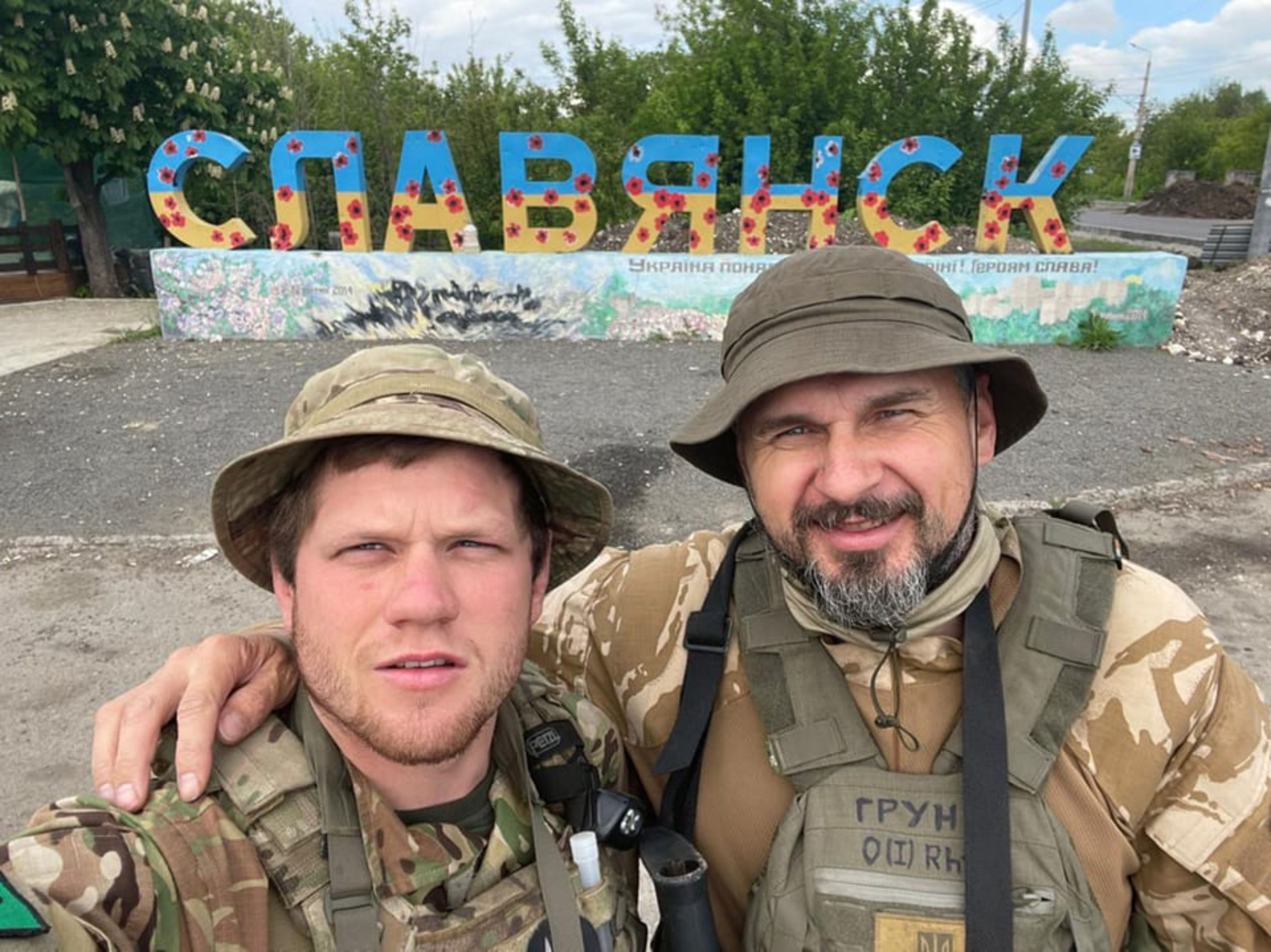 Олег Сенцов, який 5 липня 2022 одружився, підтримав пораненого Сергія Філімонова Олег Сенцов, який 5 липня 2022 одружився, підтримав пораненого Сергія Філімонова