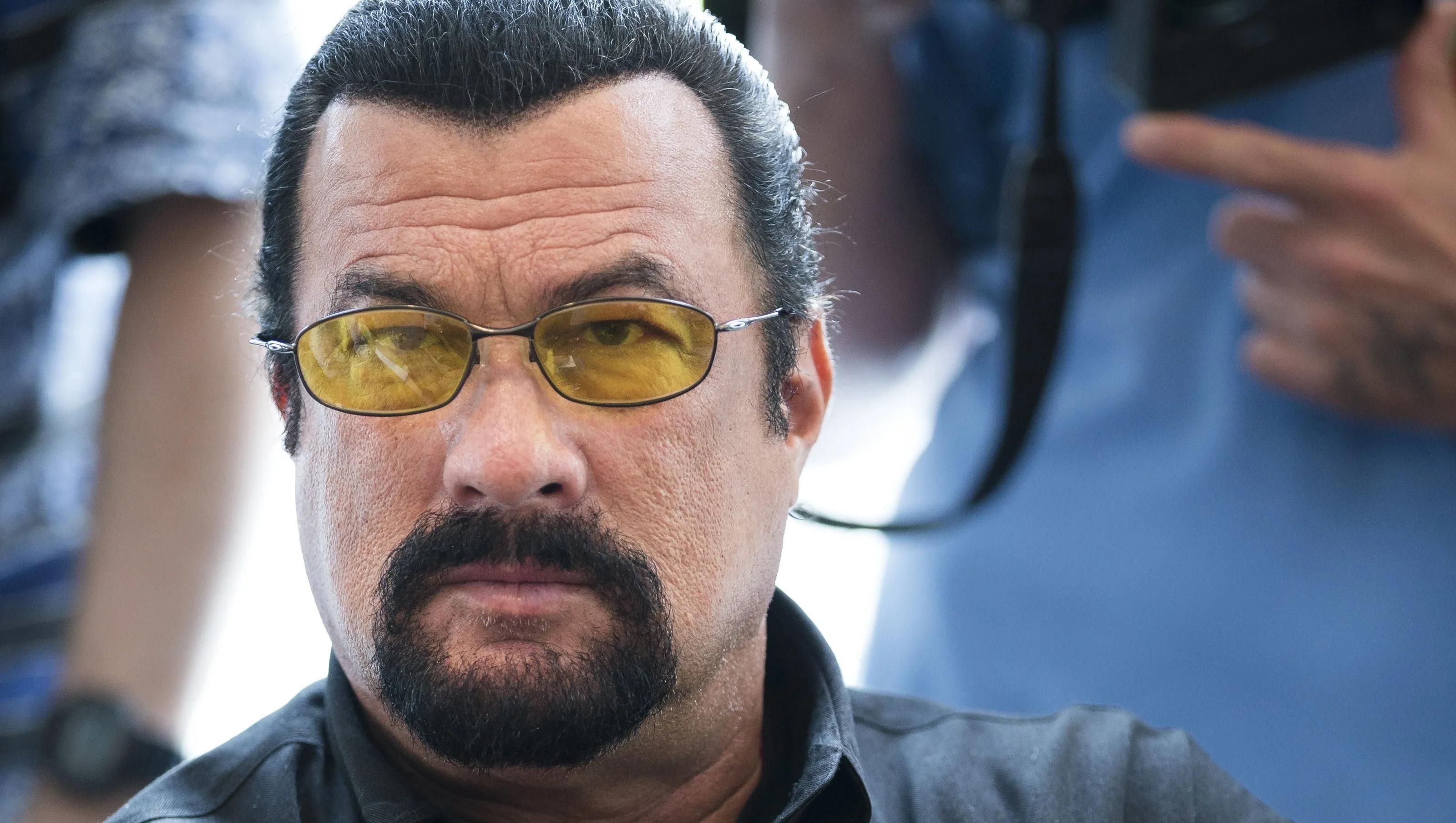 Актер-путинист Стивен Сигал посетил Еленовку и снимет фильм о войне на Донбассе - Кино Актер-путинист Стивен Сигал посетил Еленовку и снимет фильм о войне на Донбассе - Кино