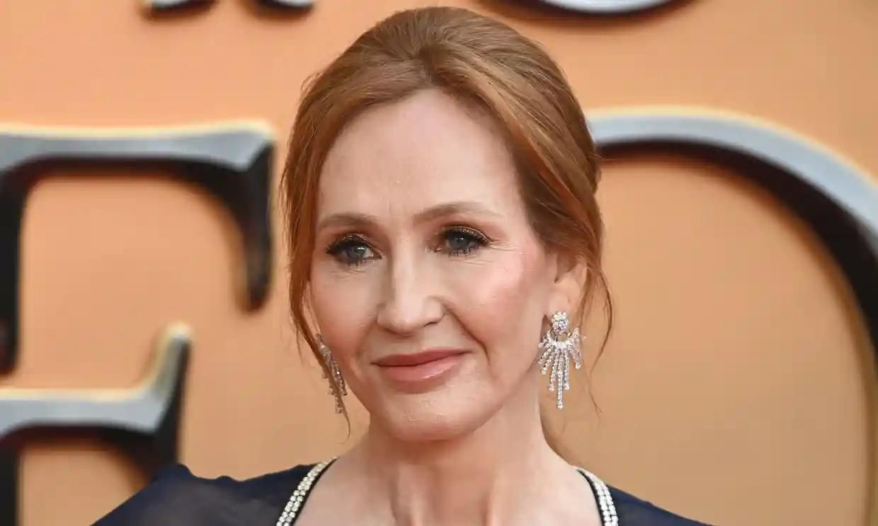 Джоан Роулінг отримала погрози у твітері через підтримку письменника Рушді, на якого вчинили замах Джоан Роулінг отримала погрози у твітері через підтримку письменника Рушді, на якого вчинили замах