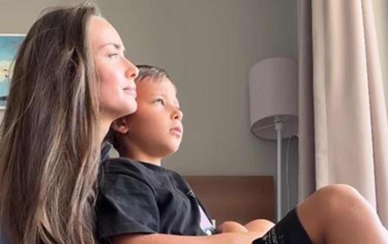 Мишина поздравила украинцев с Днем флага – вместе с сыном прочла стихотворение Костенко - Кино Мишина поздравила украинцев с Днем флага – вместе с сыном прочла стихотворение Костенко - Кино