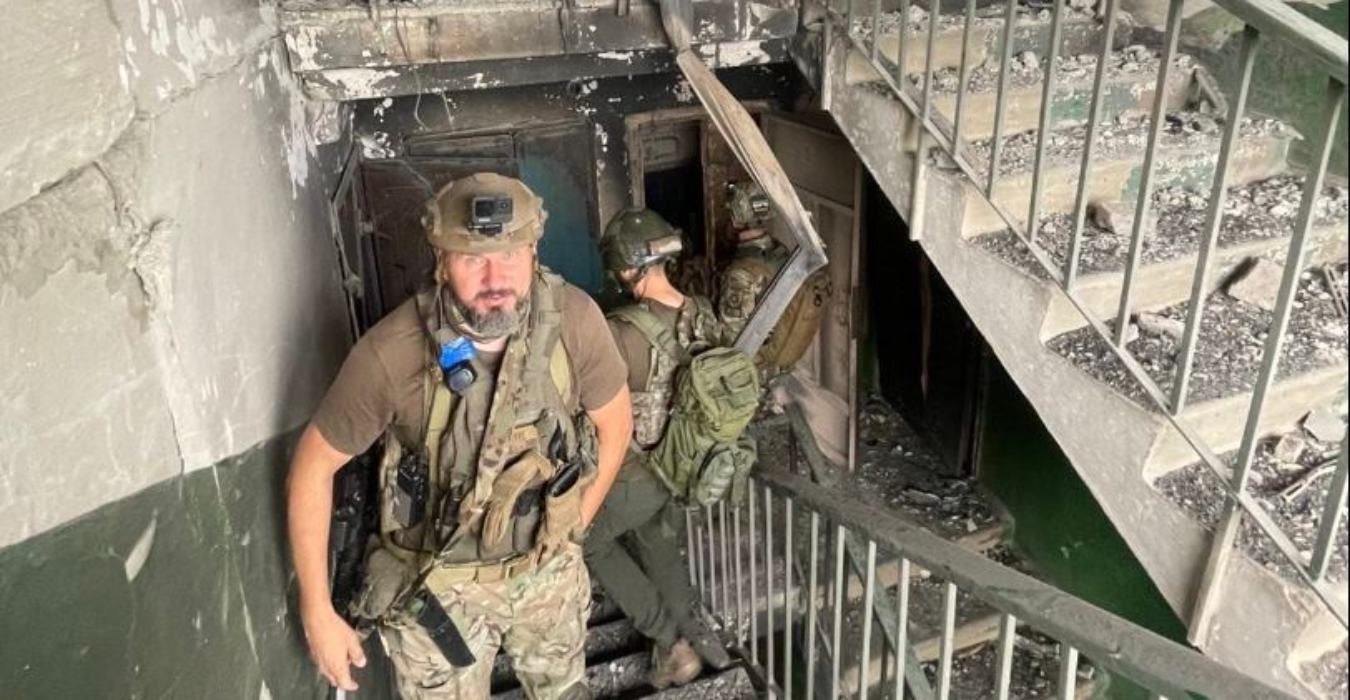 Сенцов показав фото з Бахмута на тлі зруйнованого будинку та у підвалі Сенцов показав фото з Бахмута на тлі зруйнованого будинку та у підвалі