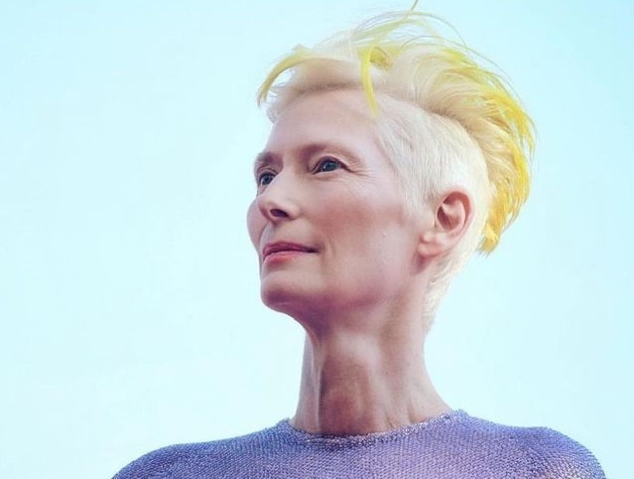 Тильда Свинтон на Венецианском кинофестивале 2022 года поддержала Украину – покрасила волосы в желтый