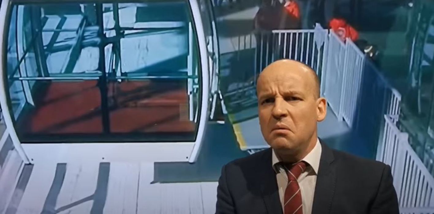 Актор Кварталу 95 Юрій Великий зняв пародію на путіна на оглядовому колесі Сонце москви Актор Кварталу 95 Юрій Великий зняв пародію на путіна на оглядовому колесі Сонце москви