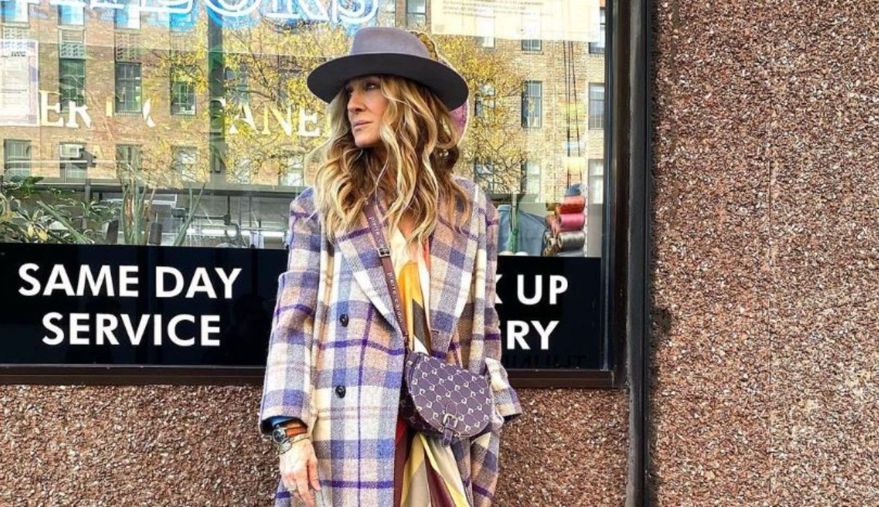 Сара Джессика Паркер в осеннем пальто и шелковом платье на съемках – как фаны оценили образ Сара Джессика Паркер в осеннем пальто и шелковом платье на съемках – как фаны оценили образ