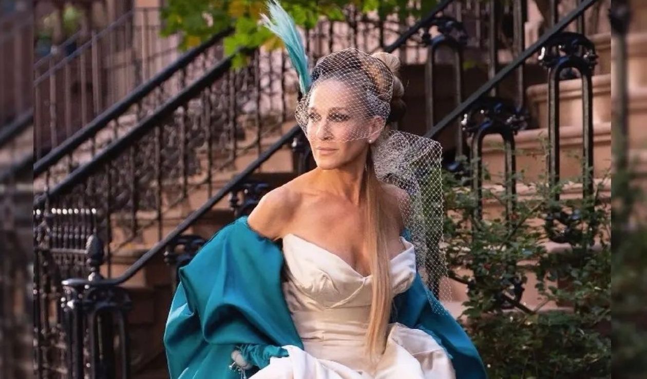 Сара Джессіка Паркер у весільній сукні Бредшоу на зйомках 2 сезону Сексу і міста – фотопорівння 