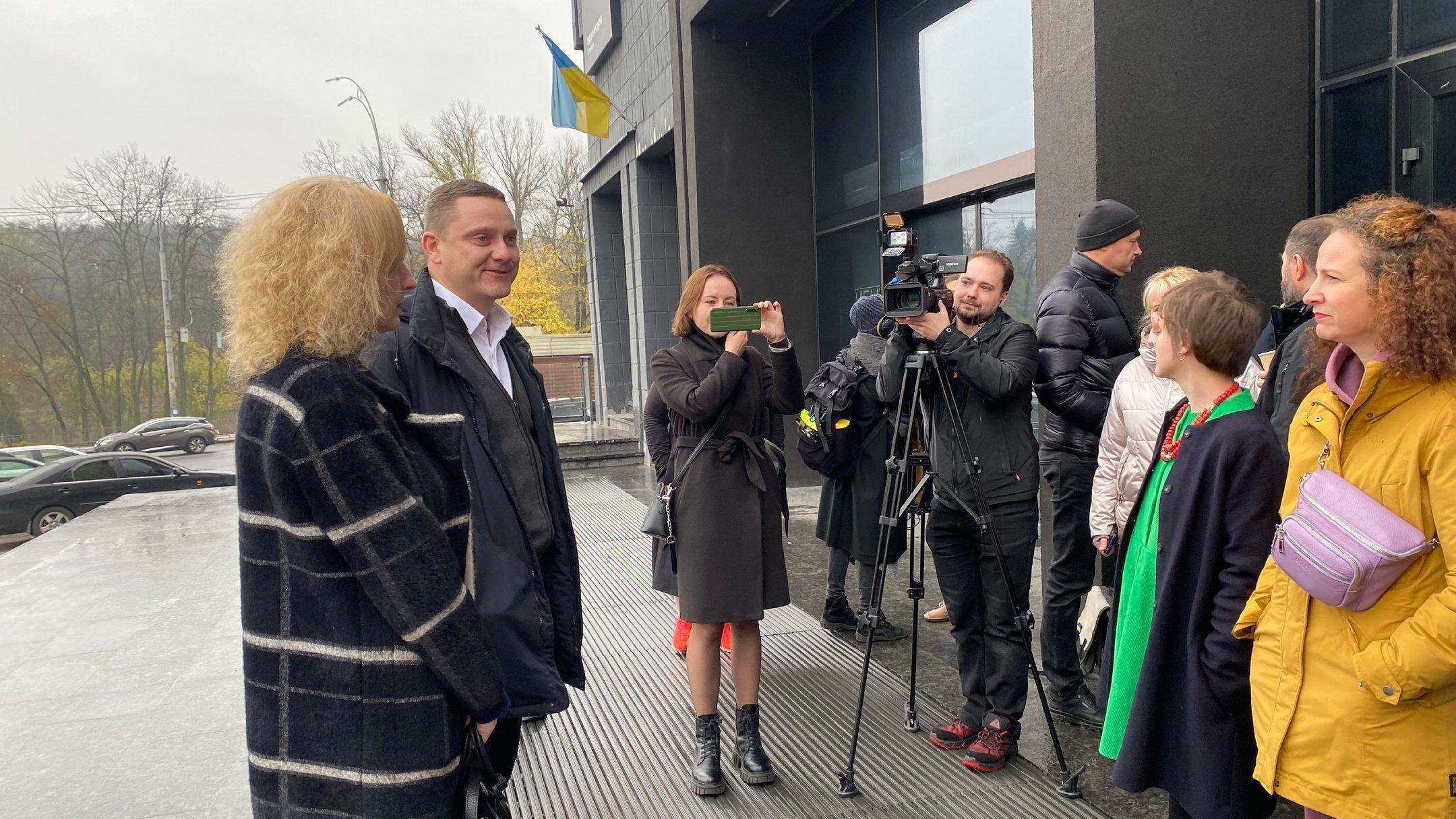 Команда Довженко Центру не впустила Юлію Каждан до приміщення – відео  Команда Довженко Центру не впустила Юлію Каждан до приміщення – відео