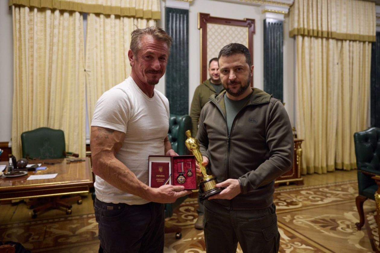Шон Пенн приехал в Киев и привез Зеленскому Оскара.