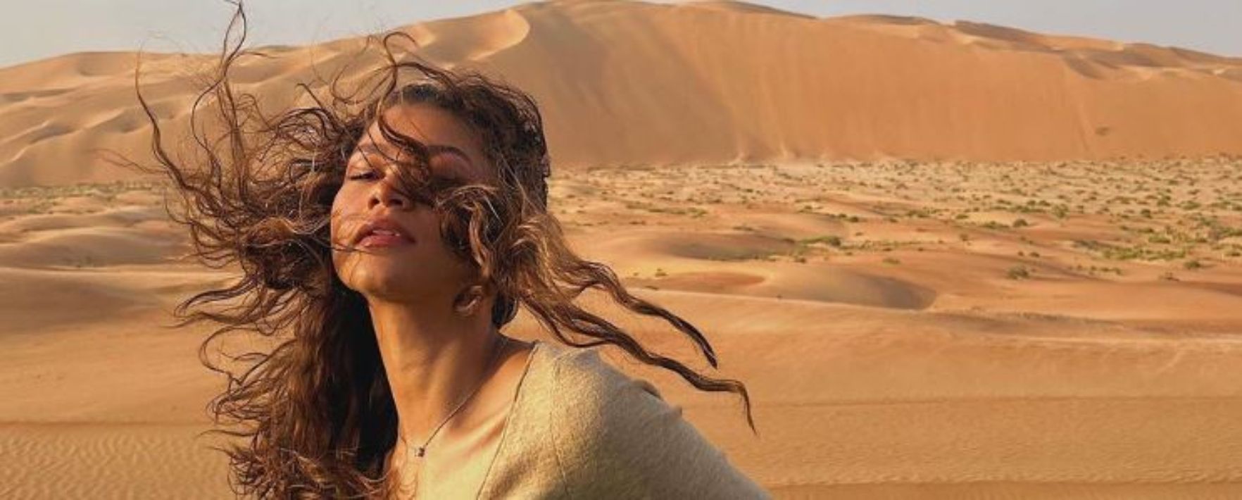 Зендея поділилася новим фото зі зйомок Дюни 2 – фото топлес і без бюстгальтера Зендея поділилася новим фото зі зйомок Дюни 2 – фото топлес і без бюстгальтера