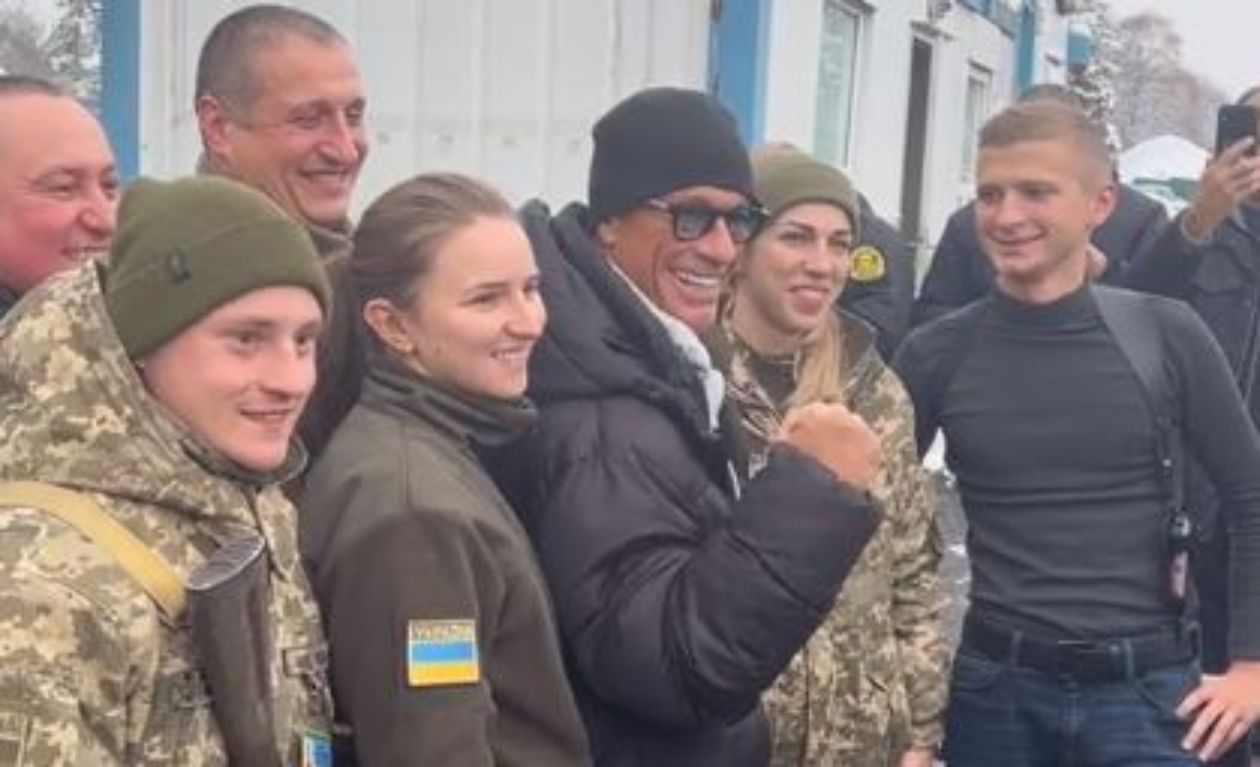 Жан-Клод Ван Дам зустрівся з військовими і сказав українською Слава Україні – відео