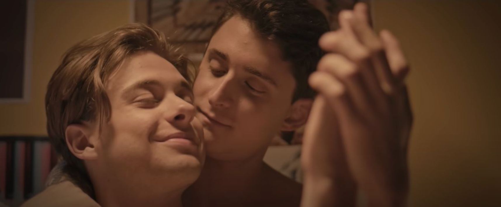 Итальянский режиссер создал ЛГБТ-фильм о любви украинца и россиянина – реакция сети