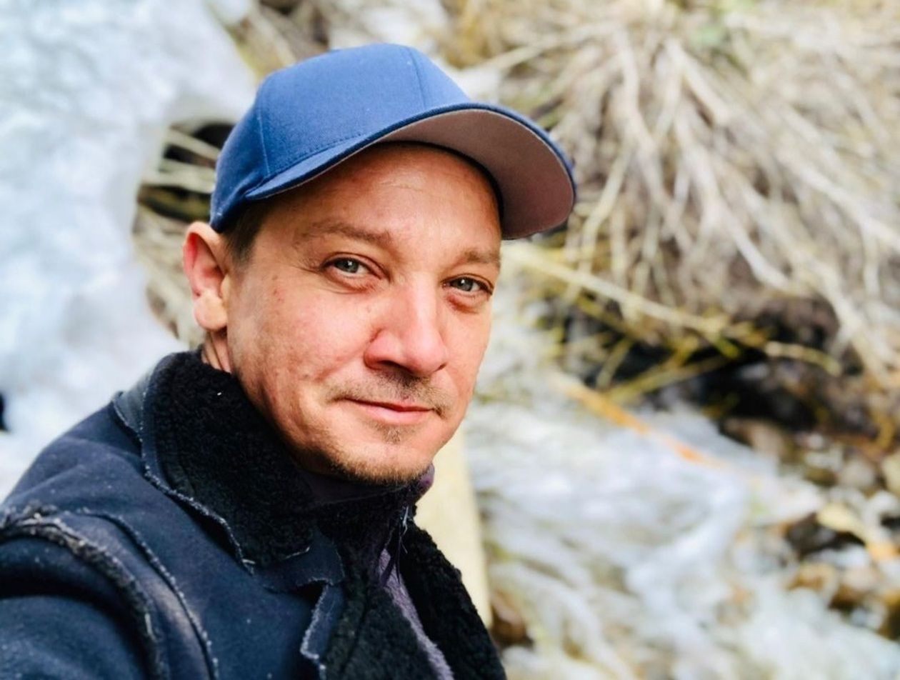 Джеремі Реннер зламав 30 кісток під час аварії 1 січня – фото з лікарні  Джеремі Реннер зламав 30 кісток під час аварії 1 січня – фото з лікарні