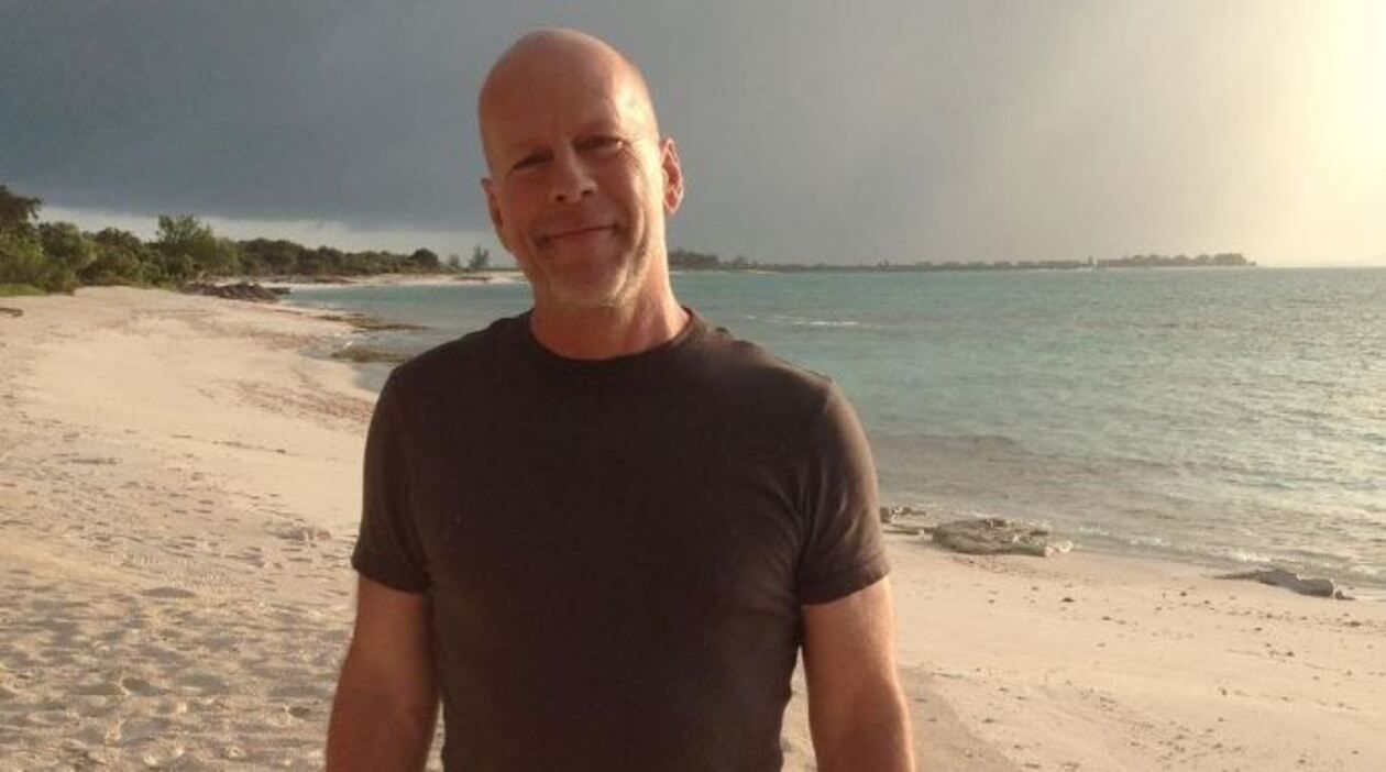 Брюсу Уиллису диагностировали деменцию – состояние актера существенно ухудшилось - Кино Брюсу Уиллису диагностировали деменцию – состояние актера существенно ухудшилось - Кино