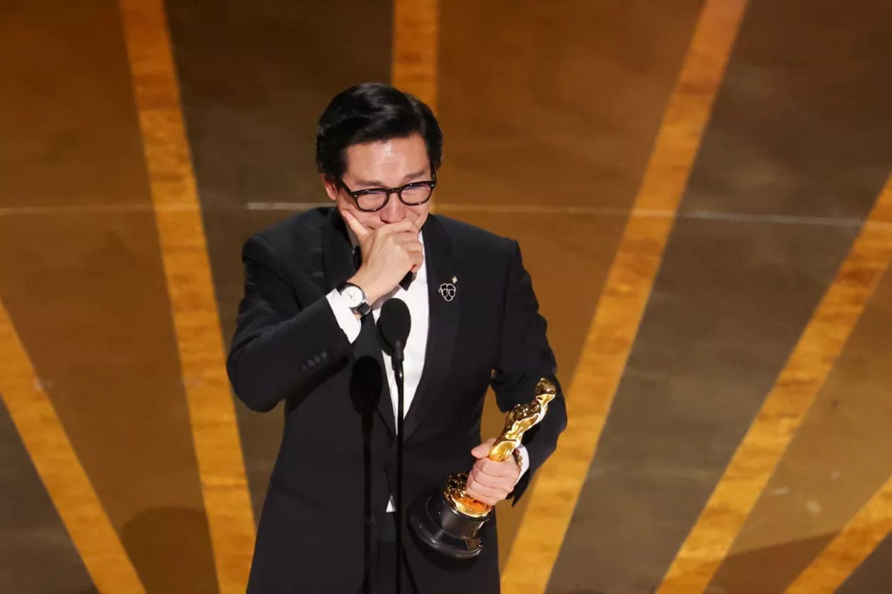 Джонатан Ке Кван расплакался на сцене Оскара 2023 – актер Всё везде и сразу получил Оскара