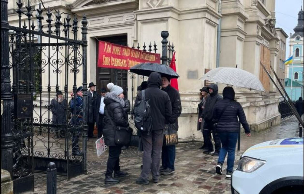 Вызвали полицию во время съемок фильма во Львове – причина в коммунистической символике Вызвали полицию во время съемок фильма во Львове – причина в коммунистической символике