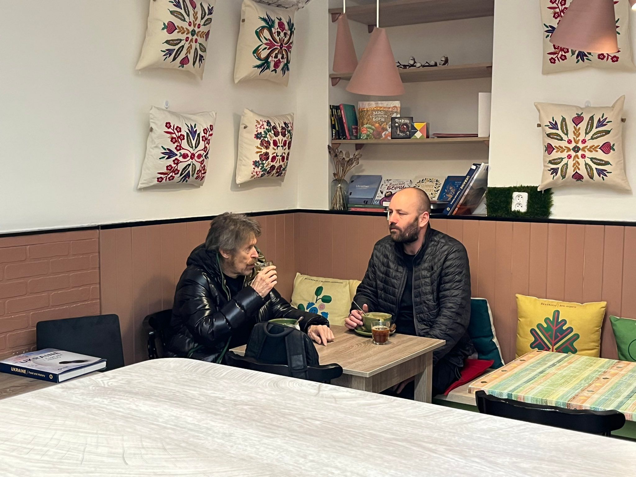 Віллем Дефо відвідав український заклад у Празі – їв борщ та спілкувався з українцями – фото Віллем Дефо відвідав український заклад у Празі – їв борщ та спілкувався з українцями – фото