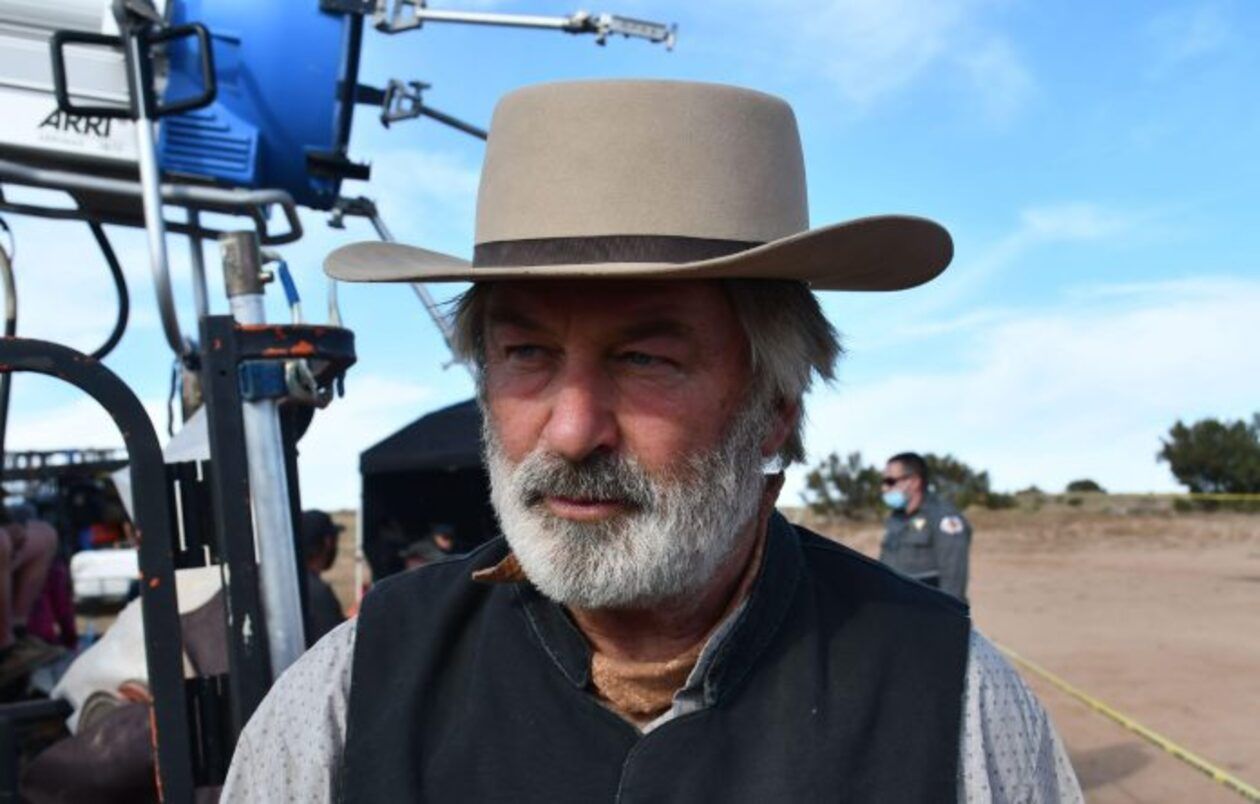 Алек Болдвин обвинил семью Гатчинса и призвал отклонить иск о денежных компенсациях Алек Болдвин обвинил семью Гатчинса и призвал отклонить иск о денежных компенсациях