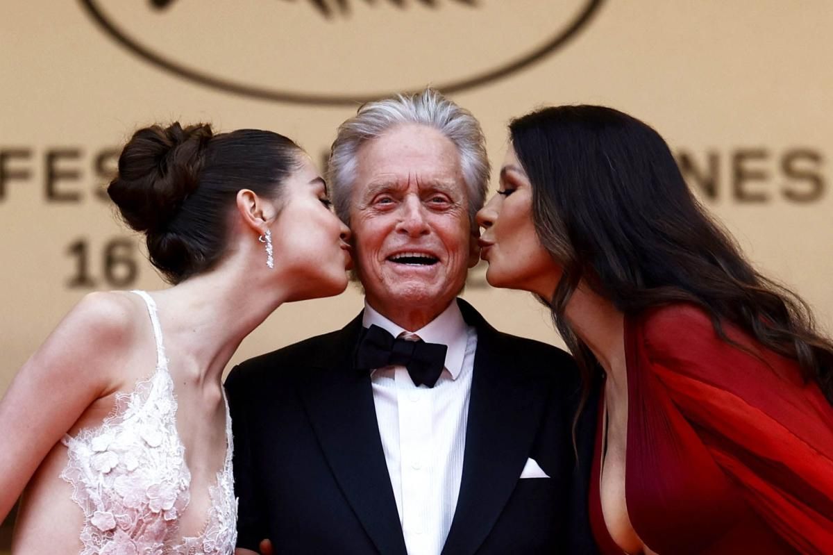 Майкл Дуглас пожаловался на соцсети в его жизни и рассказал о жене с дочерью – фото, видео Майкл Дуглас пожаловался на соцсети в его жизни и рассказал о жене с дочерью – фото, видео