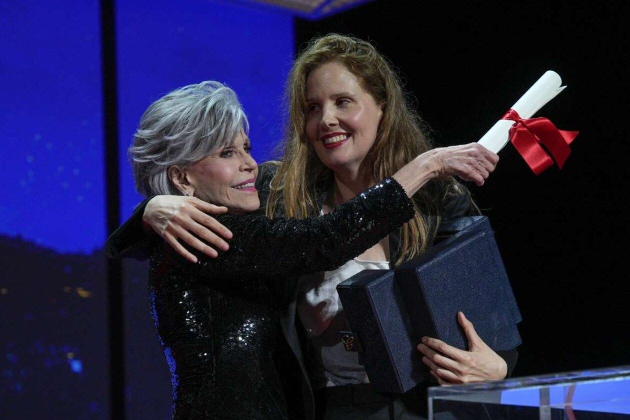 Джейн Фонда бросила награду Каннского кинофестиваля в голову Жустин Трие – видео