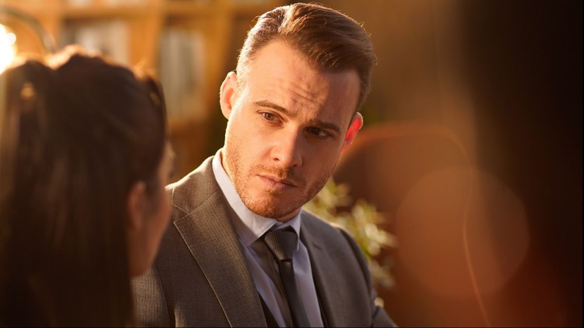 Керем Бюрсин в сериале "Постукай в мою дверь" Керем Бюрсин в сериале "Постукай в мою дверь"