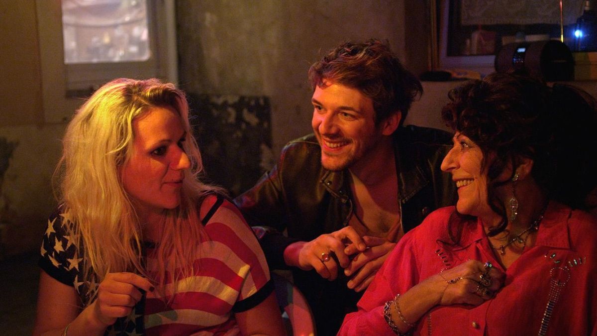 Сэмюэль Тейс в фильме "Тусовщица" Сэмюэль Тейс в фильме "Тусовщица"