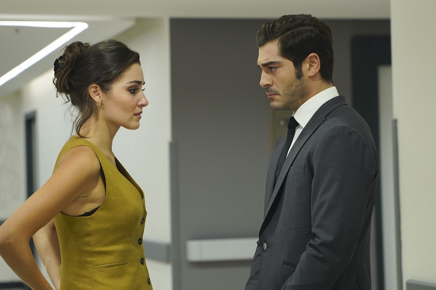 Ханде Ерчел та Бурак Деніз в серіалі "Зовсім інша людина" Ханде Ерчел та Бурак Деніз в серіалі "Зовсім інша людина"