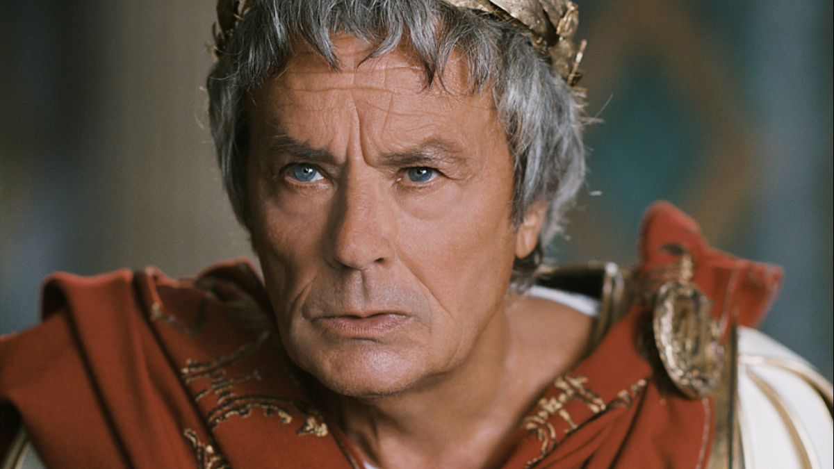 Ален Делон в фильме "Астерикс на Олимпийских играх" Ален Делон в фильме "Астерикс на Олимпийских играх"