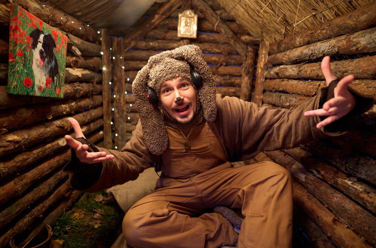 Кадр із мюзиклу "Жив пес Сірко"