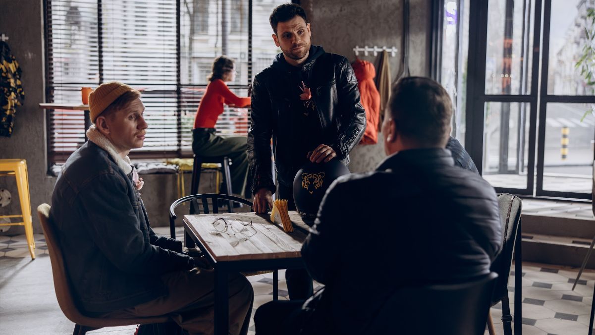 "Ховаючи колишню" "Ховаючи колишню"